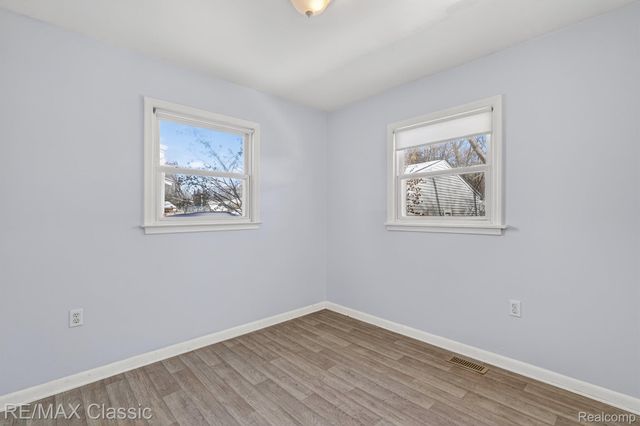 1588 N Duck Lake Road, Highland Charter Township, MI 48356