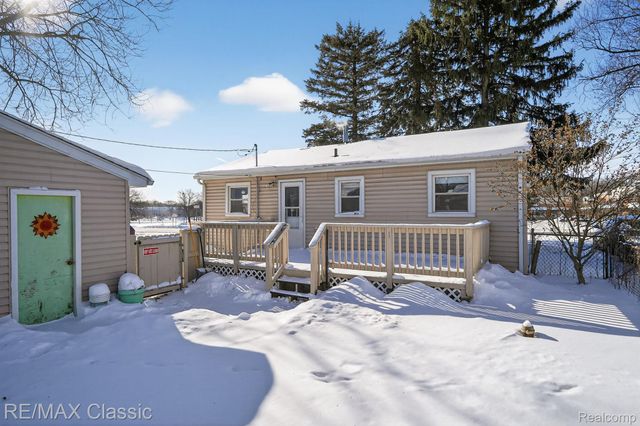 1588 N Duck Lake Road, Highland Charter Township, MI 48356