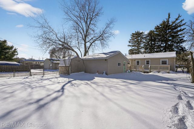 1588 N Duck Lake Road, Highland Charter Township, MI 48356