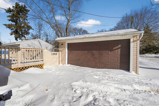 1588 N Duck Lake Road, Highland Charter Township, MI 48356