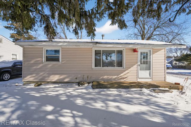 1588 N Duck Lake Road, Highland Charter Township, MI 48356