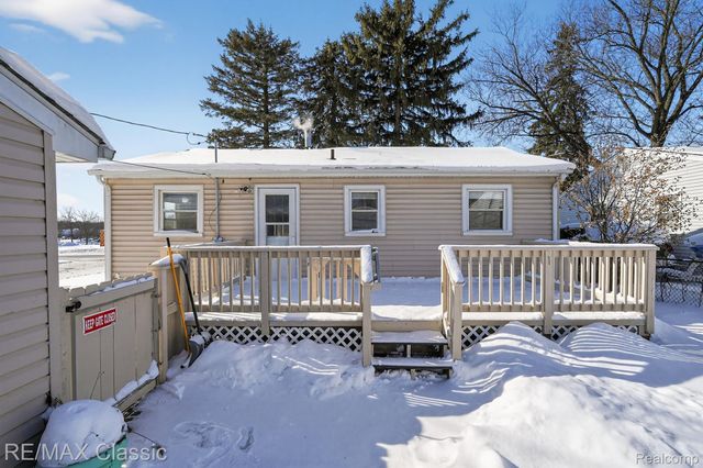 1588 N Duck Lake Road, Highland Charter Township, MI 48356