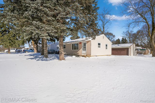 1588 N Duck Lake Road, Highland Charter Township, MI 48356
