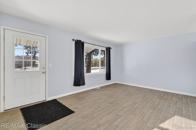 1588 N Duck Lake Road, Highland Charter Township, MI 48356