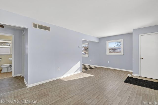 1588 N Duck Lake Road, Highland Charter Township, MI 48356