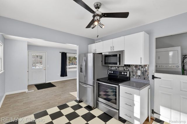 1588 N Duck Lake Road, Highland Charter Township, MI 48356