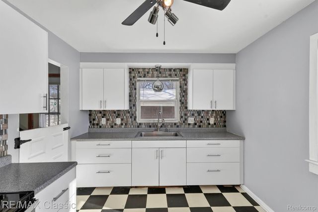 1588 N Duck Lake Road, Highland Charter Township, MI 48356