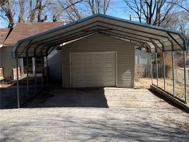 227 Central Street, Excelsior Springs, MO 64024