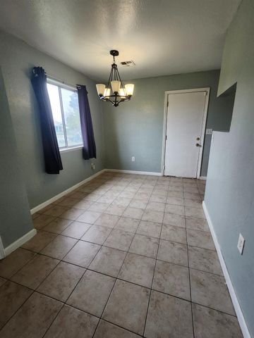 940 Elinor Ave, Olivehurst, CA 95961