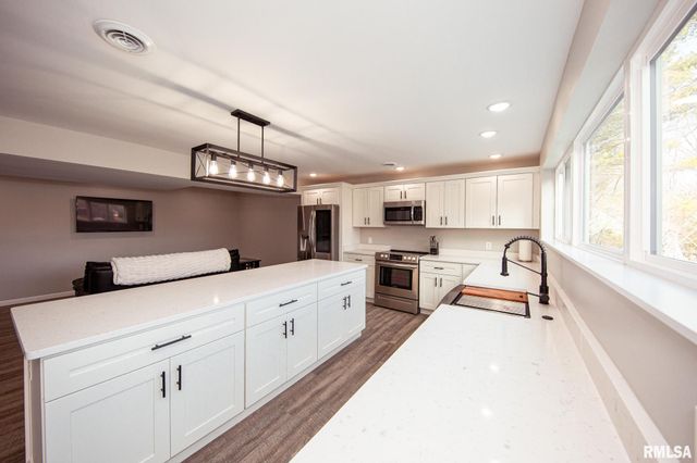 12147 Pebble Point Road, Marion, IL 62959