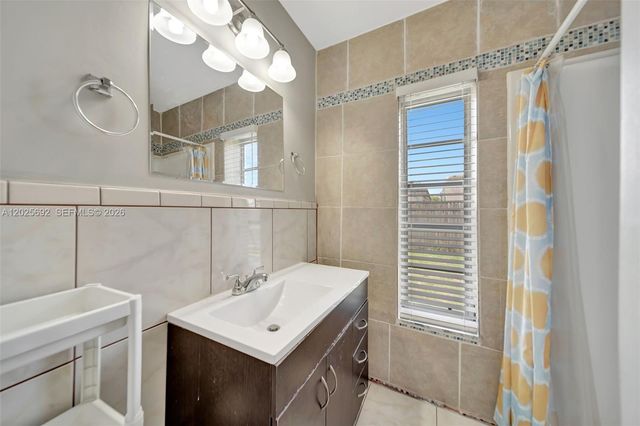 5380 SW 11th St, Margate, FL 33068