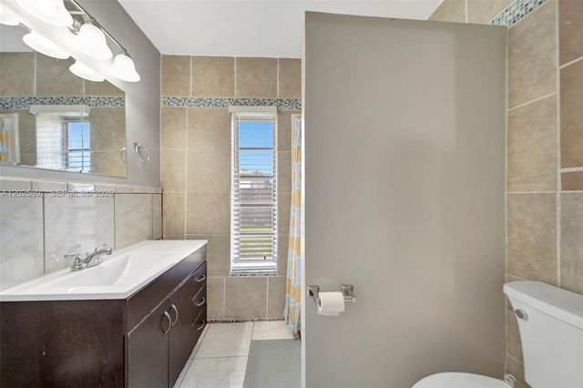 5380 SW 11th St, Margate, FL 33068