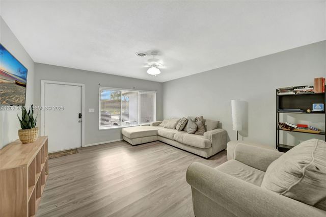 5380 SW 11th St, Margate, FL 33068