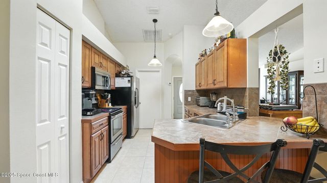 196 Delia Avenue NW, Palm Bay, FL 32907