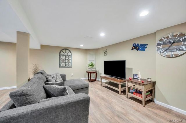 40 Great Rock Drive, Wading River, NY 11792