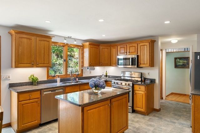 77 Tadmuck Road, Westford, MA 01886