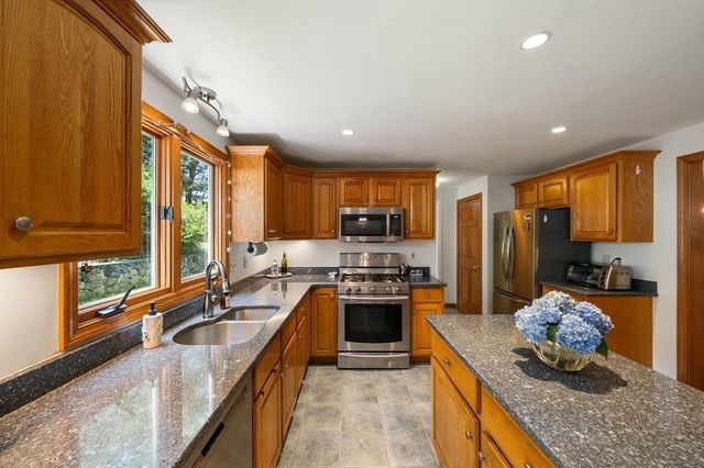 77 Tadmuck Road, Westford, MA 01886