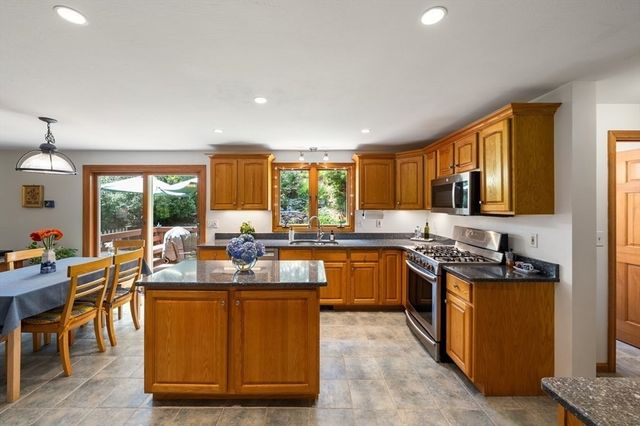 77 Tadmuck Road, Westford, MA 01886
