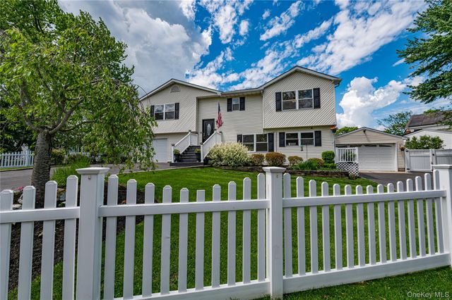 25 W Shore Drive, Patchogue, NY 11772