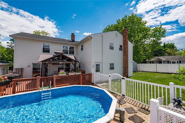 25 W Shore Drive, Patchogue, NY 11772