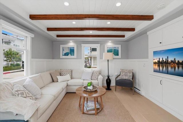 104 Onyx Avenue, Newport Beach, CA 92662