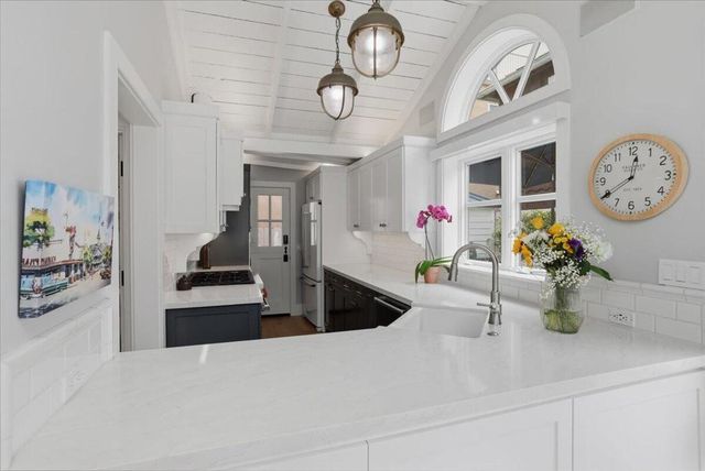 104 Onyx Avenue, Newport Beach, CA 92662