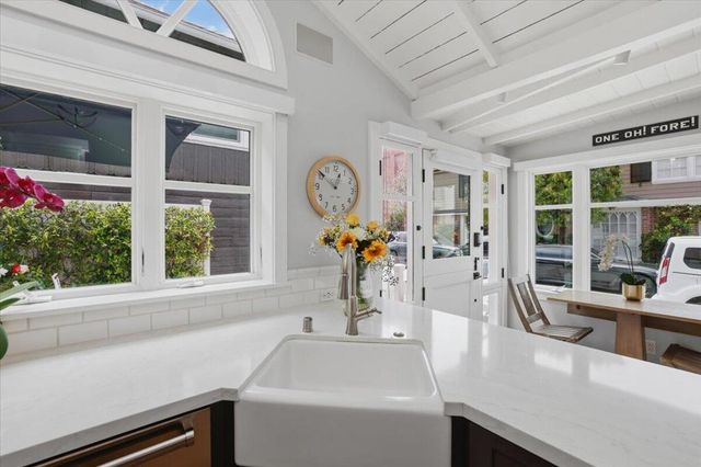 104 Onyx Avenue, Newport Beach, CA 92662