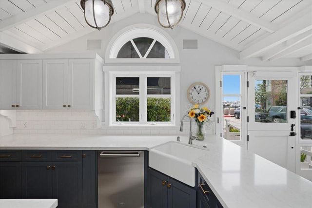 104 Onyx Avenue, Newport Beach, CA 92662