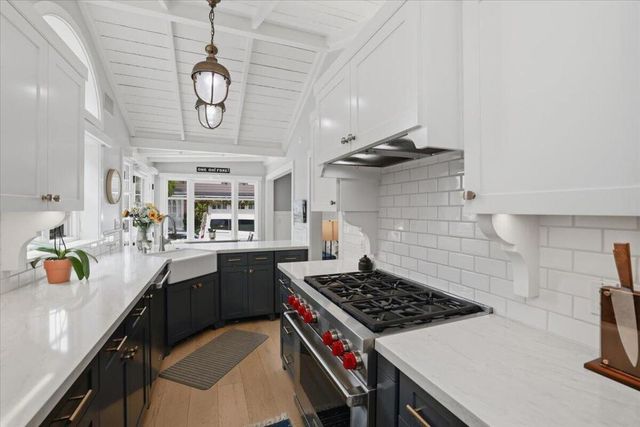 104 Onyx Avenue, Newport Beach, CA 92662