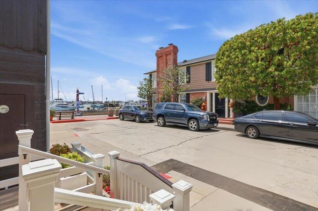 104 Onyx Avenue, Newport Beach, CA 92662