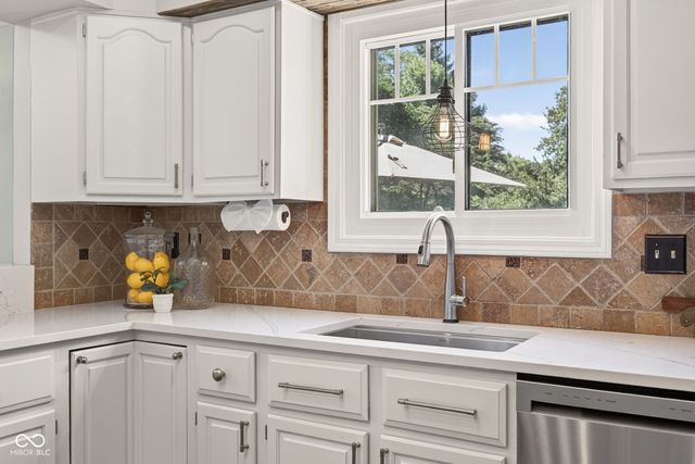 11499 Valley Meadow Drive, Zionsville, IN 46077