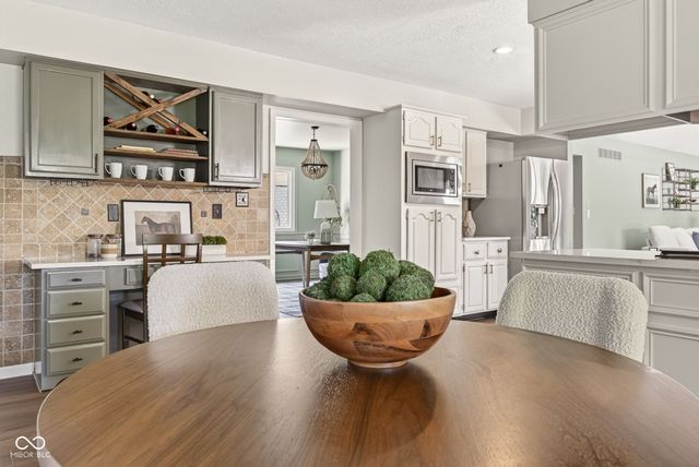 11499 Valley Meadow Drive, Zionsville, IN 46077