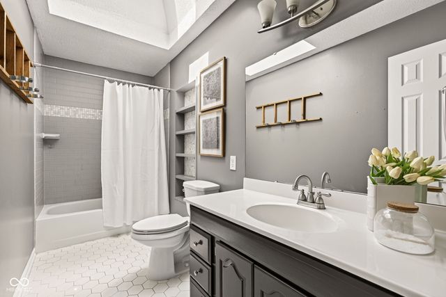 11499 Valley Meadow Drive, Zionsville, IN 46077