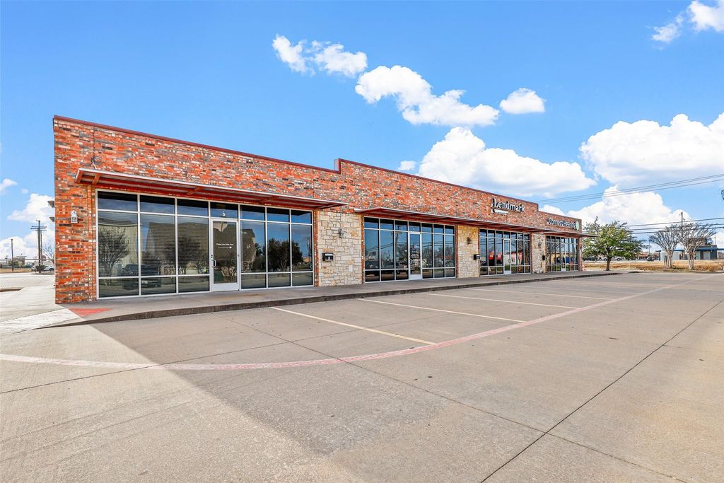 621 SW Johnson Avenue, Burleson, TX 76028 — exterior