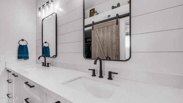 1045 E SUNBURST Lane, Tempe, AZ 85284