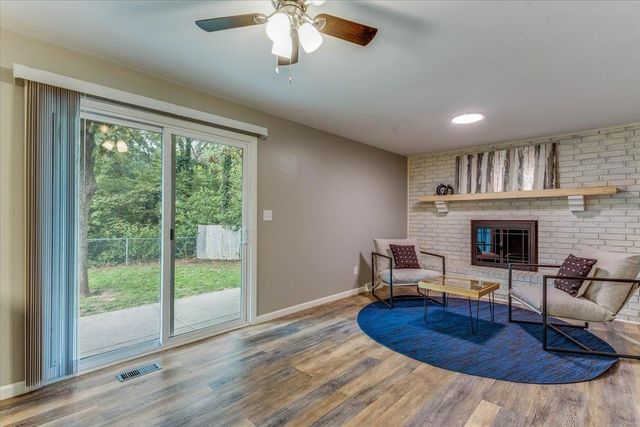 849 N Brook Forest Rd, Derby, KS 67037