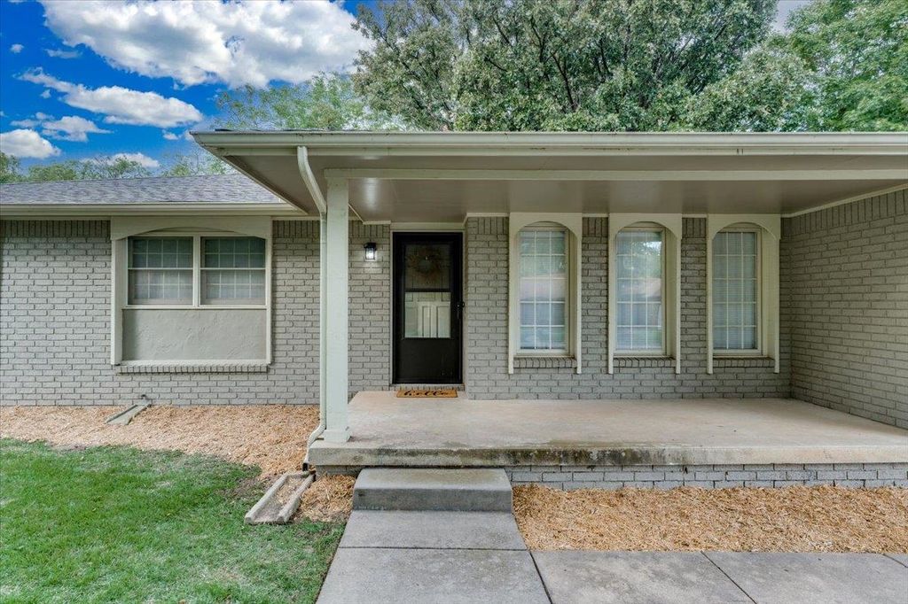 849 N Brook Forest Rd, Derby, KS 67037
