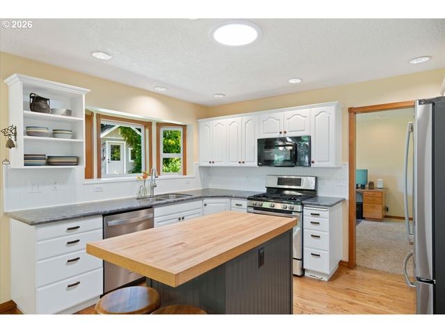 565 SHELOKUM Dr, Silverton, OR 97381