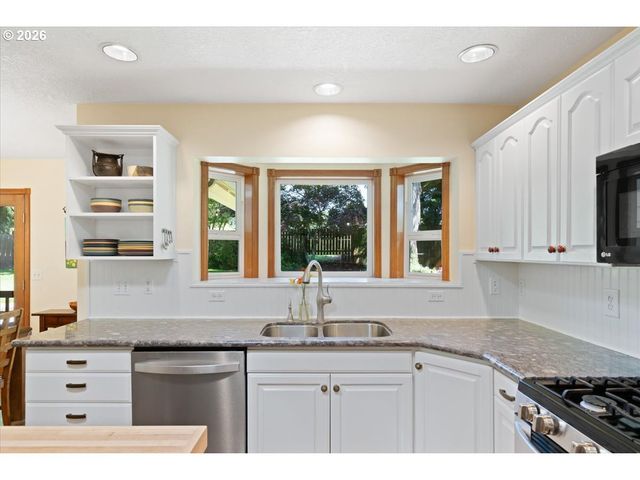 565 SHELOKUM Dr, Silverton, OR 97381