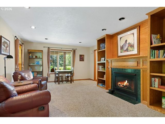 565 SHELOKUM Dr, Silverton, OR 97381