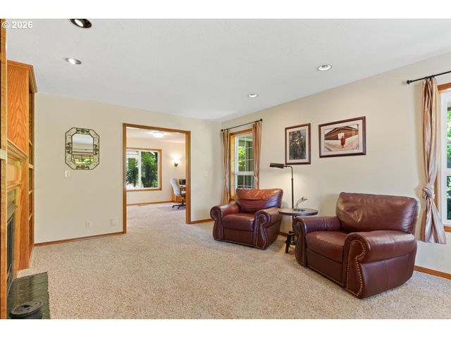 565 SHELOKUM Dr, Silverton, OR 97381