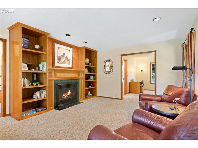565 SHELOKUM Dr, Silverton, OR 97381