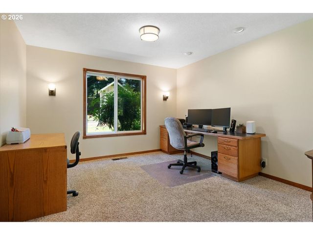 565 SHELOKUM Dr, Silverton, OR 97381