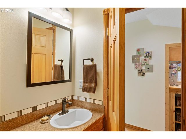565 SHELOKUM Dr, Silverton, OR 97381