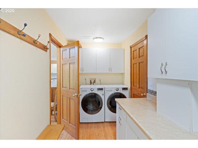 565 SHELOKUM Dr, Silverton, OR 97381