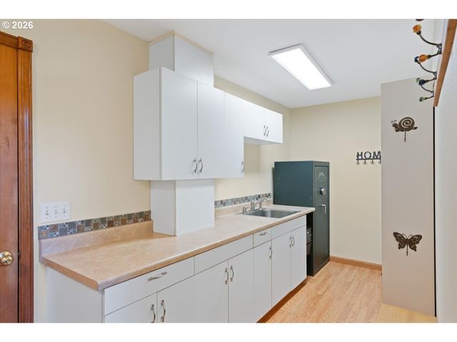 565 SHELOKUM Dr, Silverton, OR 97381