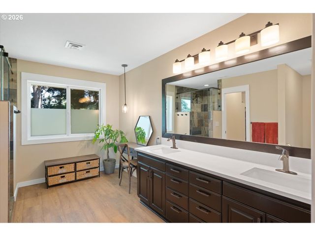 565 SHELOKUM Dr, Silverton, OR 97381