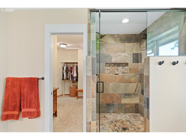565 SHELOKUM Dr, Silverton, OR 97381