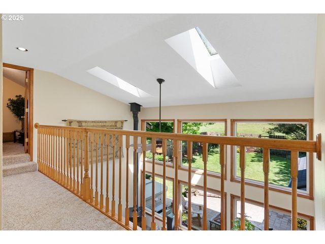 565 SHELOKUM Dr, Silverton, OR 97381