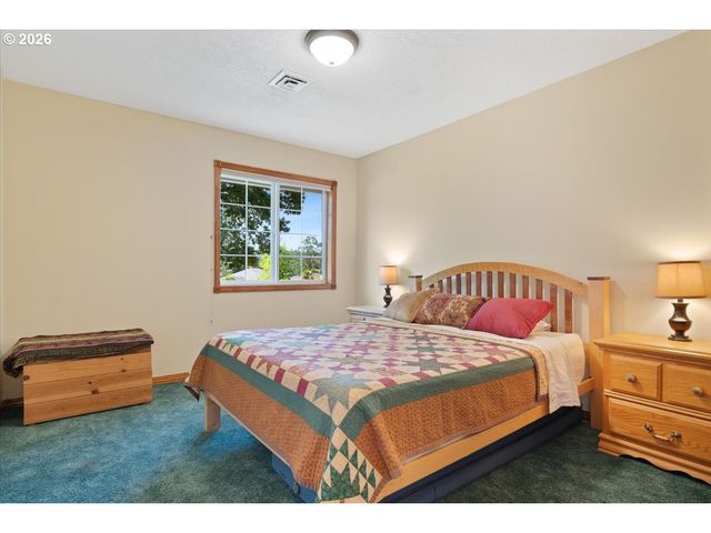 565 SHELOKUM Dr, Silverton, OR 97381